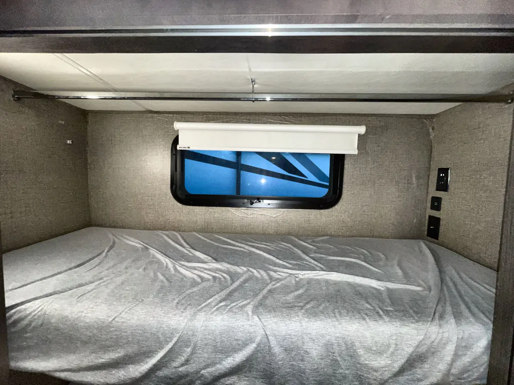 2022 Thor Motor Coach Magnitude RS36, Photos photo 3