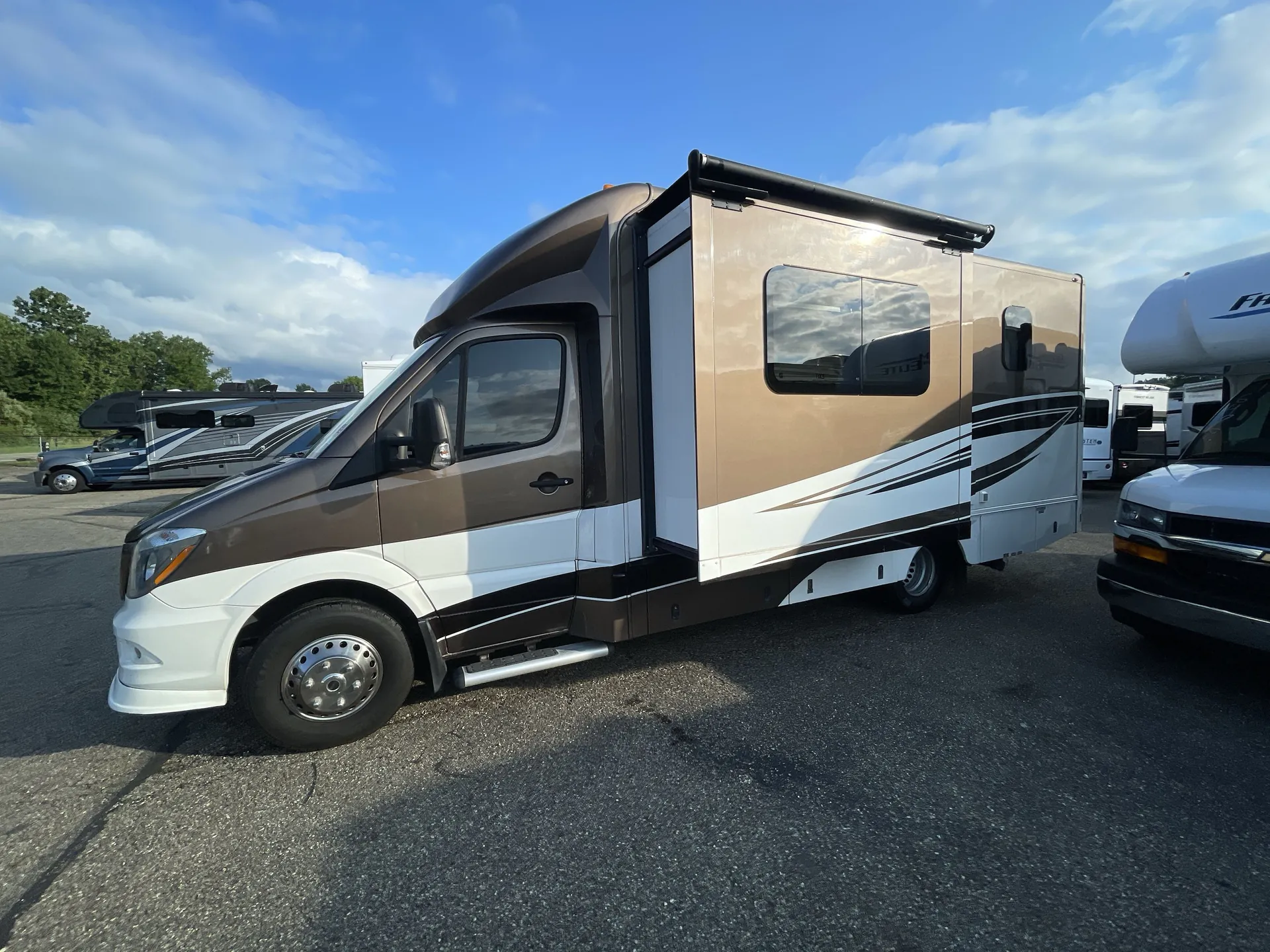 2015 Renegade RV Villagio 25TBS dealer photo 6 from Camping World