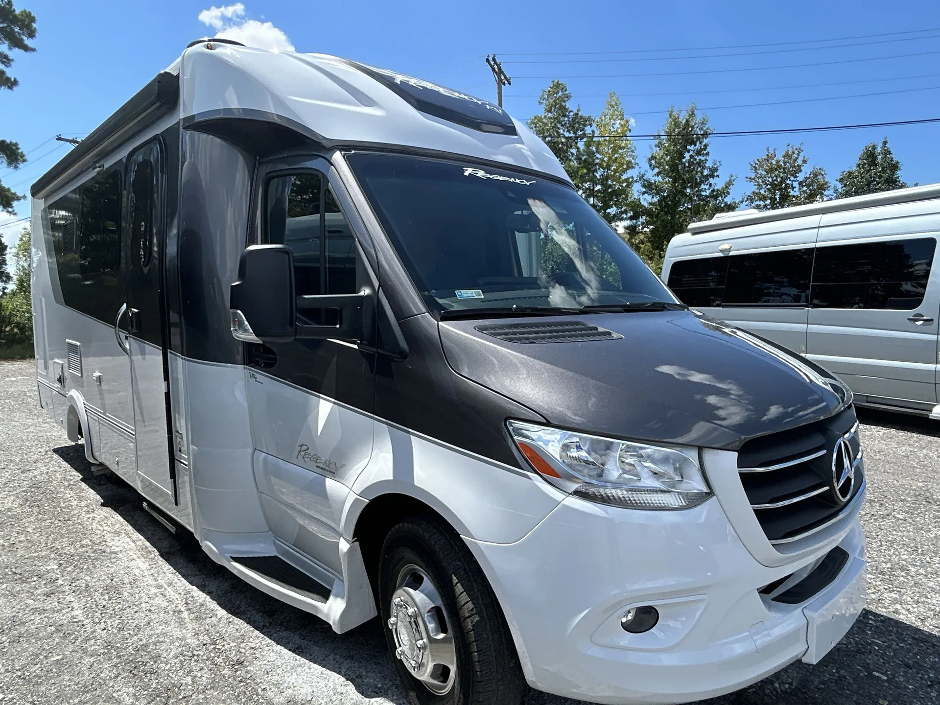 2019 Regency Ultra Brougham 25MB - Photo 2