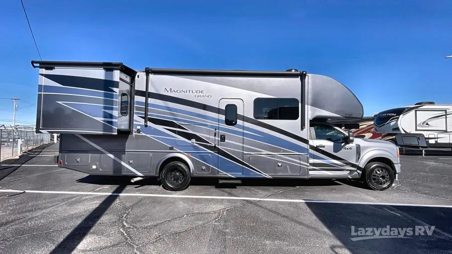 2025 Thor Motor Coach Magnitude GRAND X32 - Photo 3