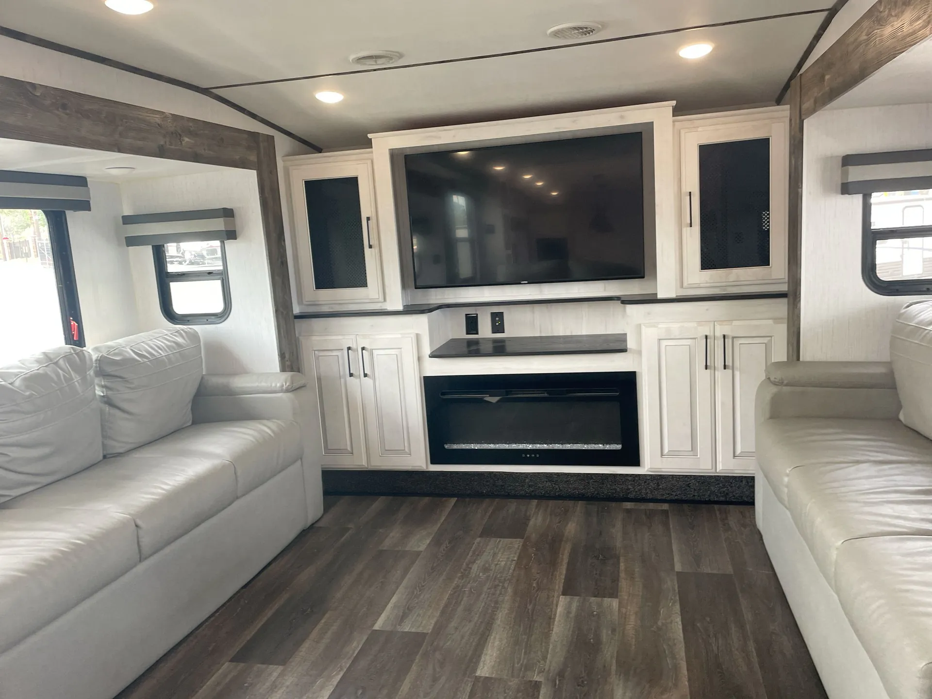 2022 Heartland Bighorn Traveler 38FL — living area main