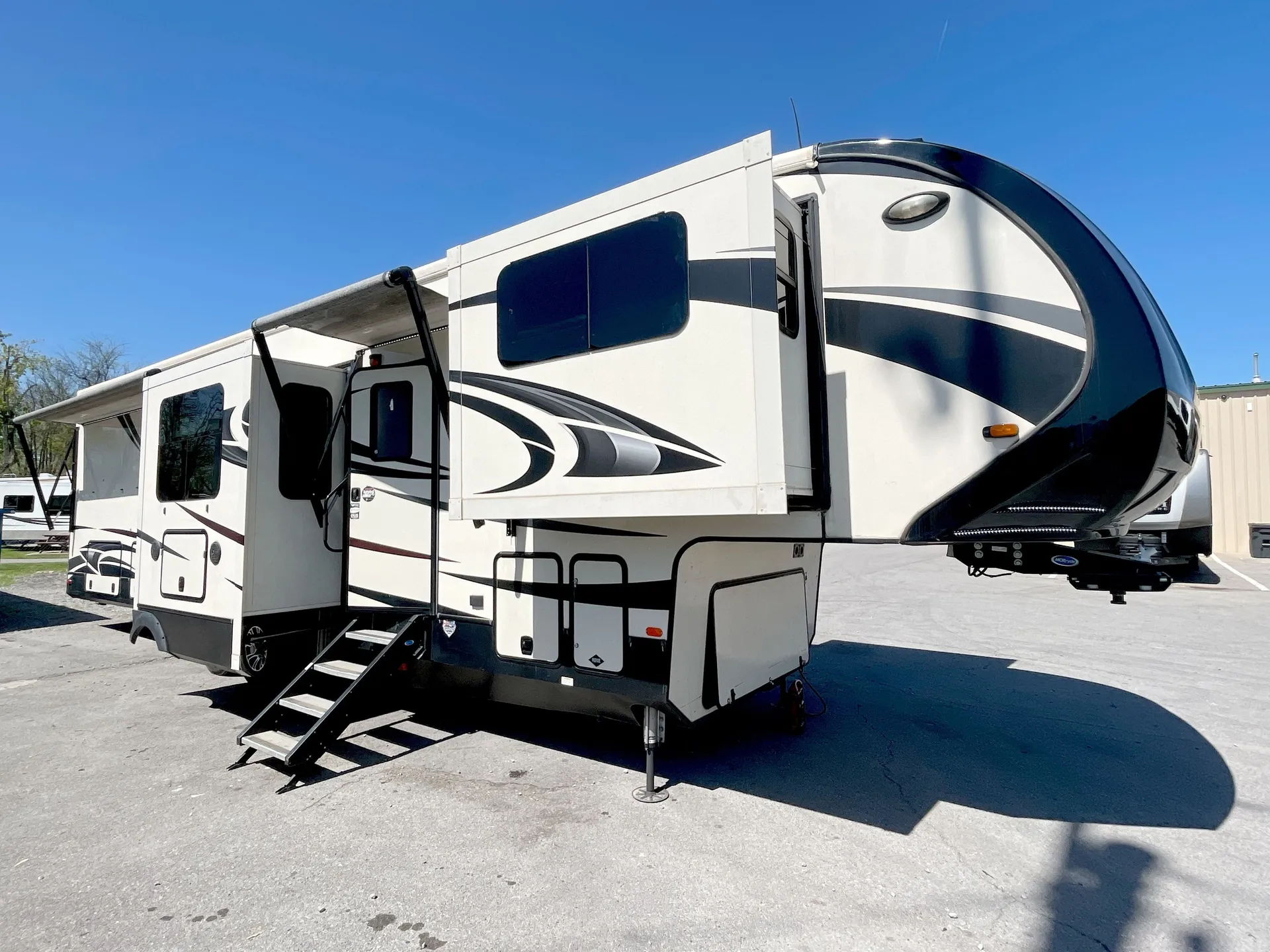 2019 Forest River Cardinal Luxury 3700FLX - Photo 2