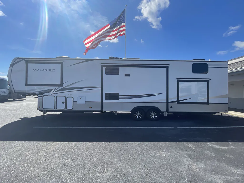 2023 Keystone Avalanche 390DS, Photos photo 4