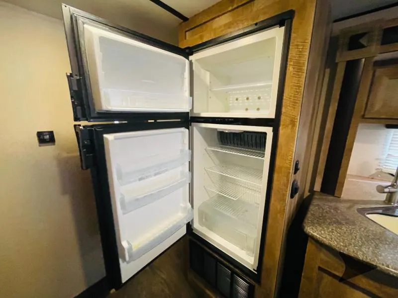 2016 Skyline Layton Javelin 325RL - Photo 3