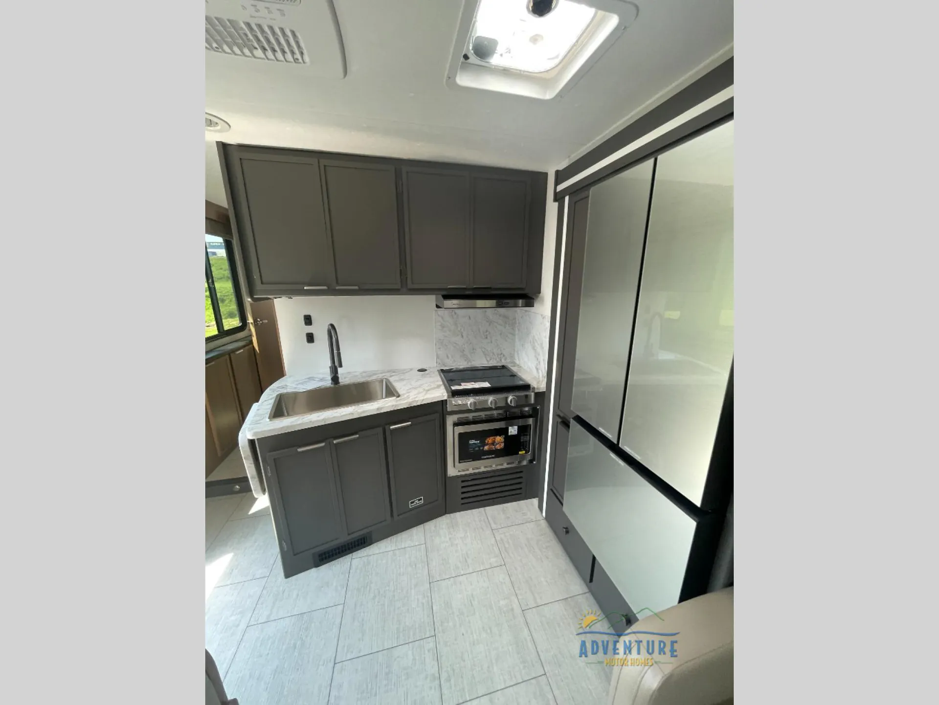 2027 Coachmen Leprechaun 308KB - Photo 3