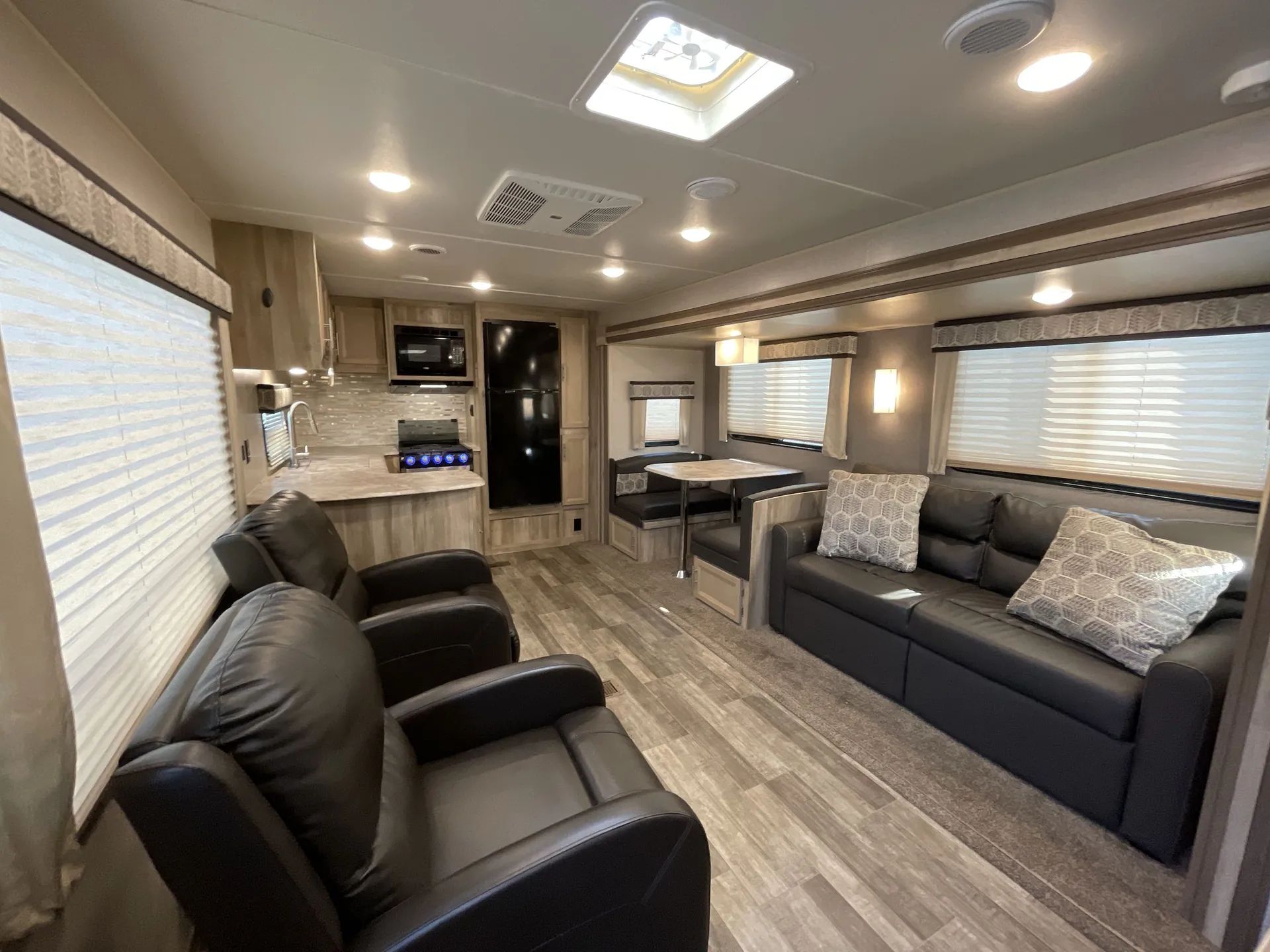 2021 Coachmen Catalina Legacy Edition 303RKDS — living area main