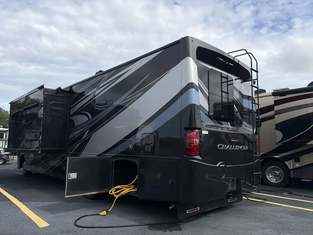 2021 Thor Motor Coach Challenger 35MQ, Photos photo 5