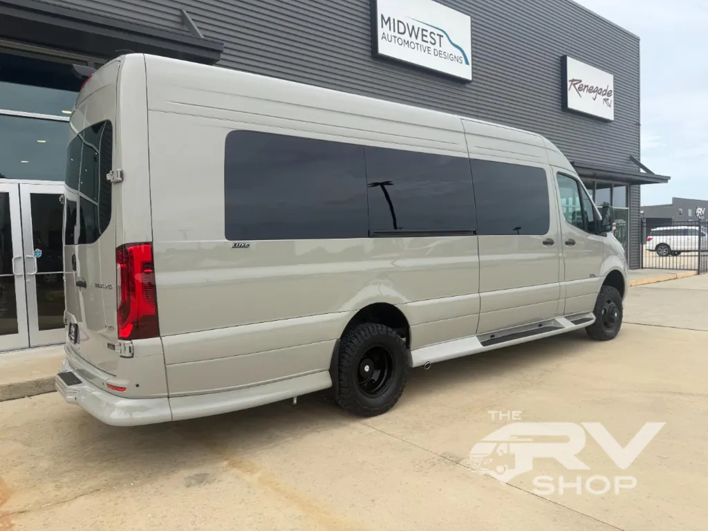 2027 Midwest Automotive Designs Luxe Cruiser D4, Photos photo 27