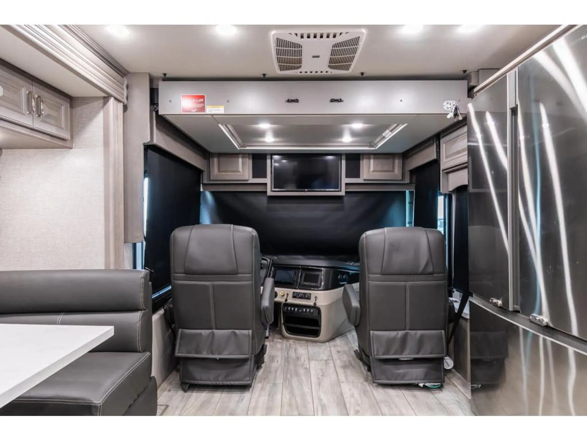 2024 Fleetwood Discovery 38N - Photo 4