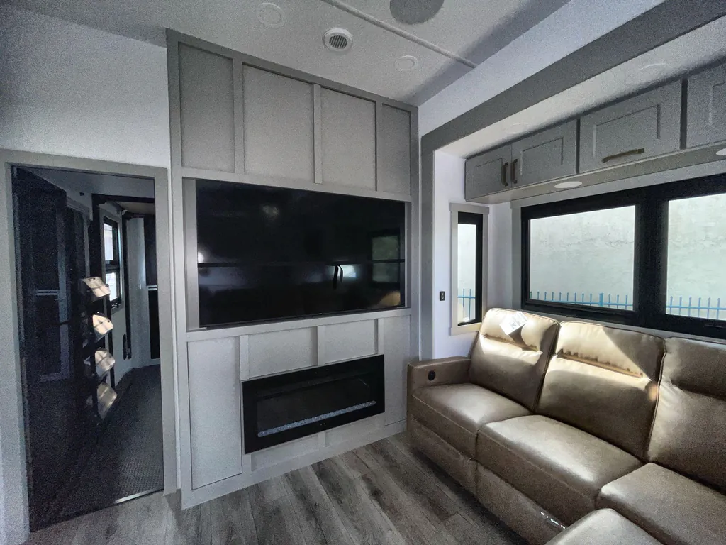 2026 Brinkley Model G 4150, Photos photo 16