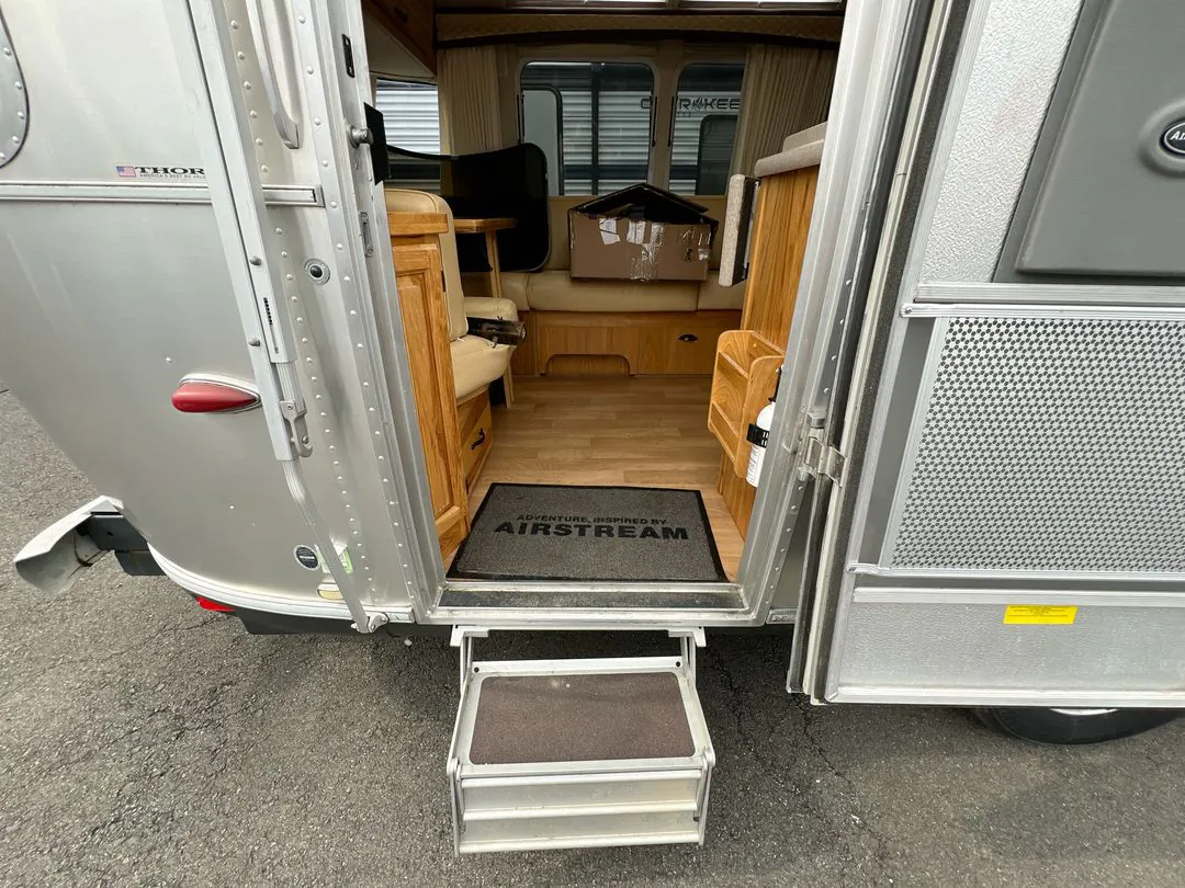 2014 Airstream Classic 27FB - Photo 3