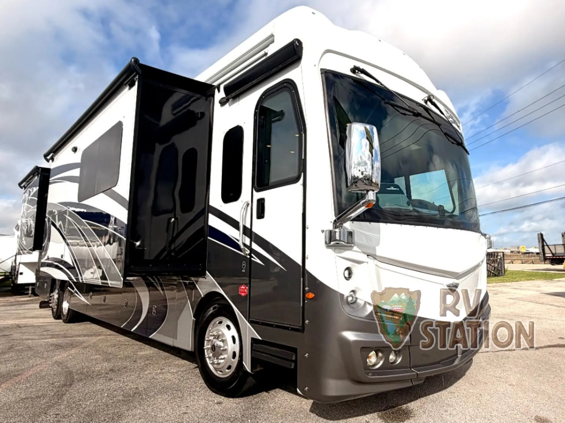 2022 Fleetwood Discovery LXE 44S - Photo 2