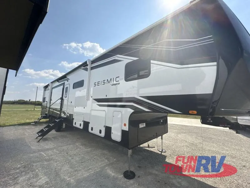 2026 Jayco Seismic 413 - Photo 2