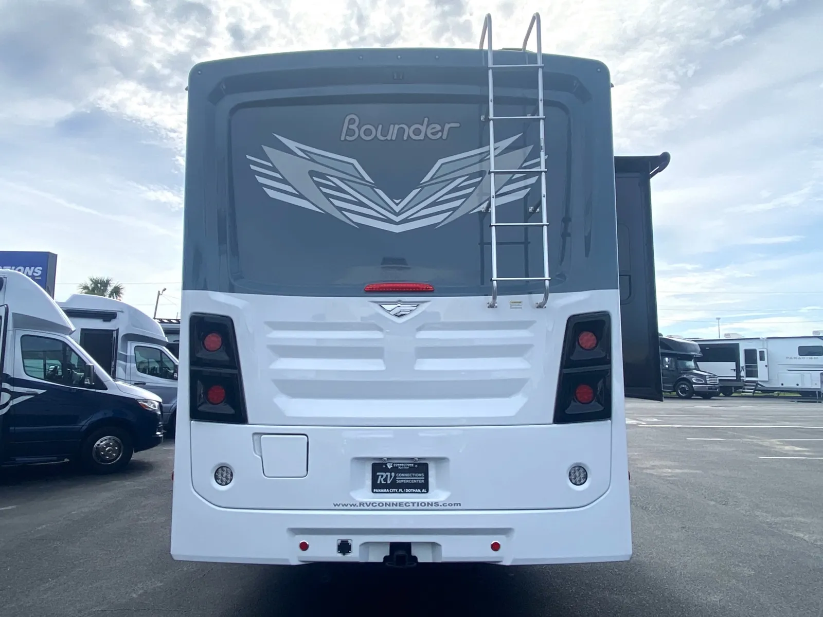 2025 Fleetwood Bounder 35K - Photo 4