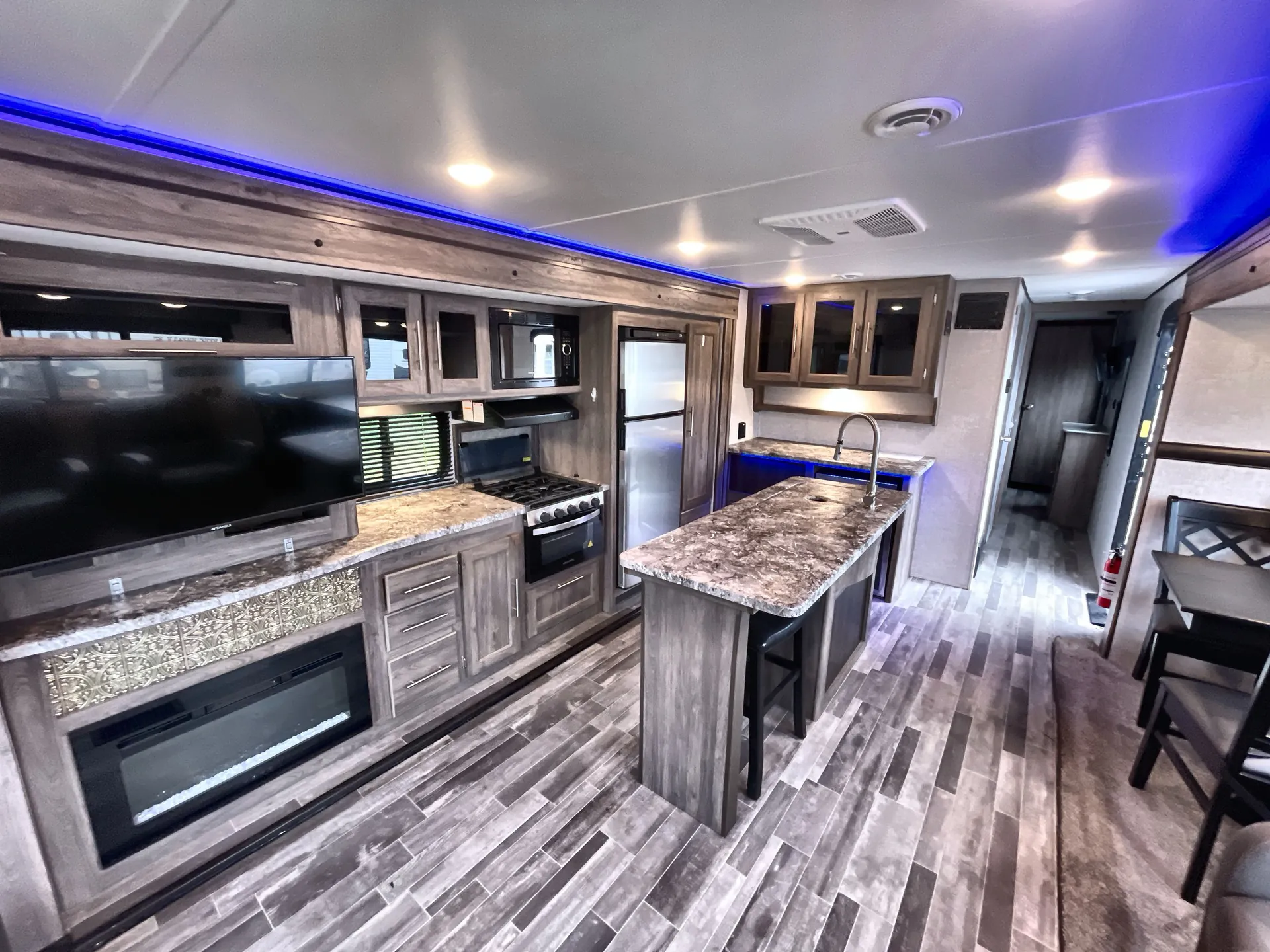 2022 CrossRoads Zinger 340RE — living area main