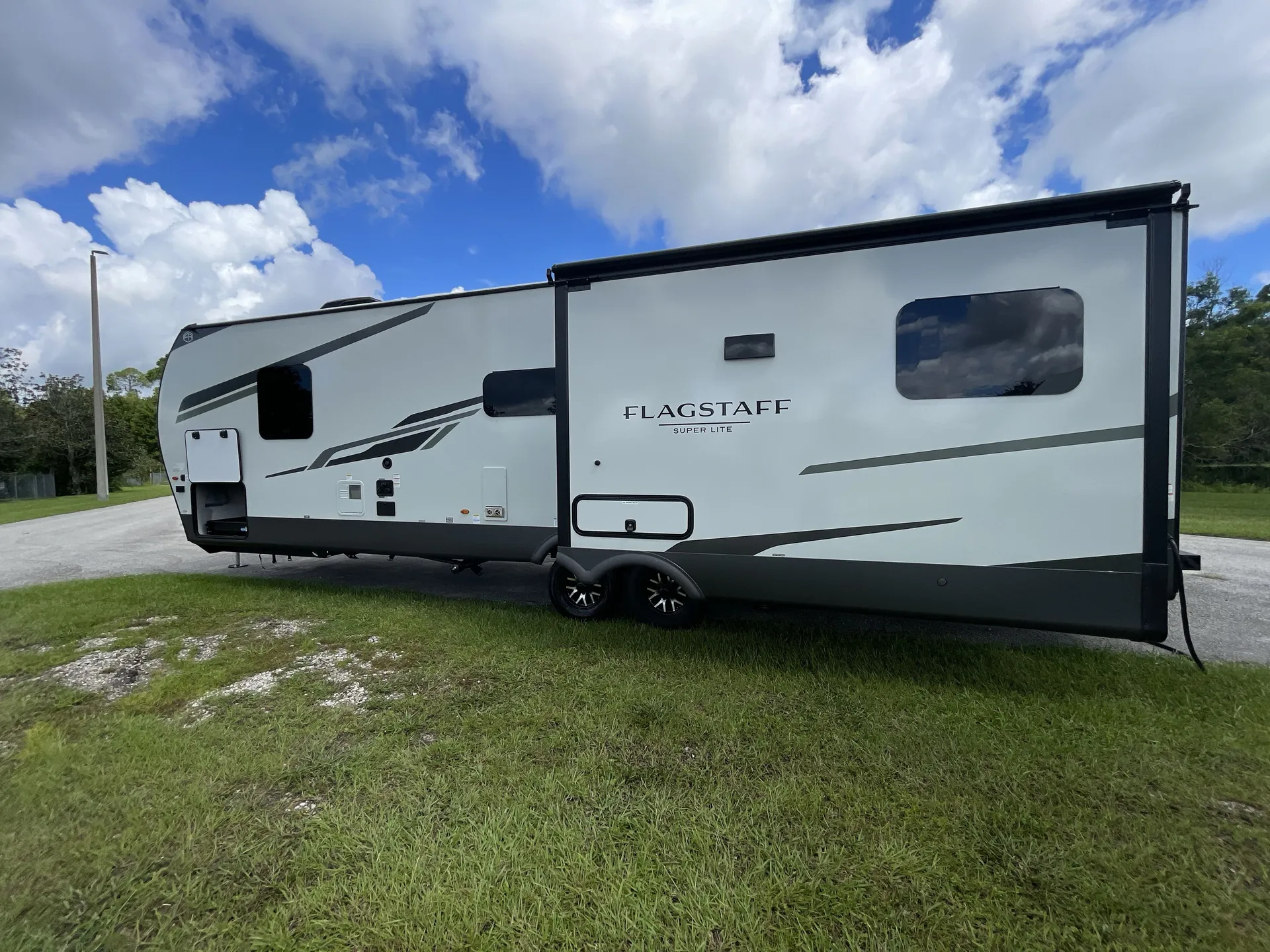 2027 Forest River Flagstaff Super Lite 29FBRL — off campside