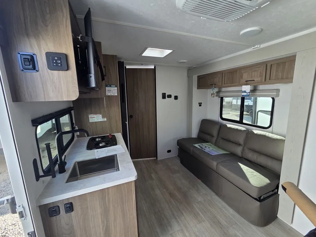 2026 Coachmen Freedom Express Select 18SE - Photo 4