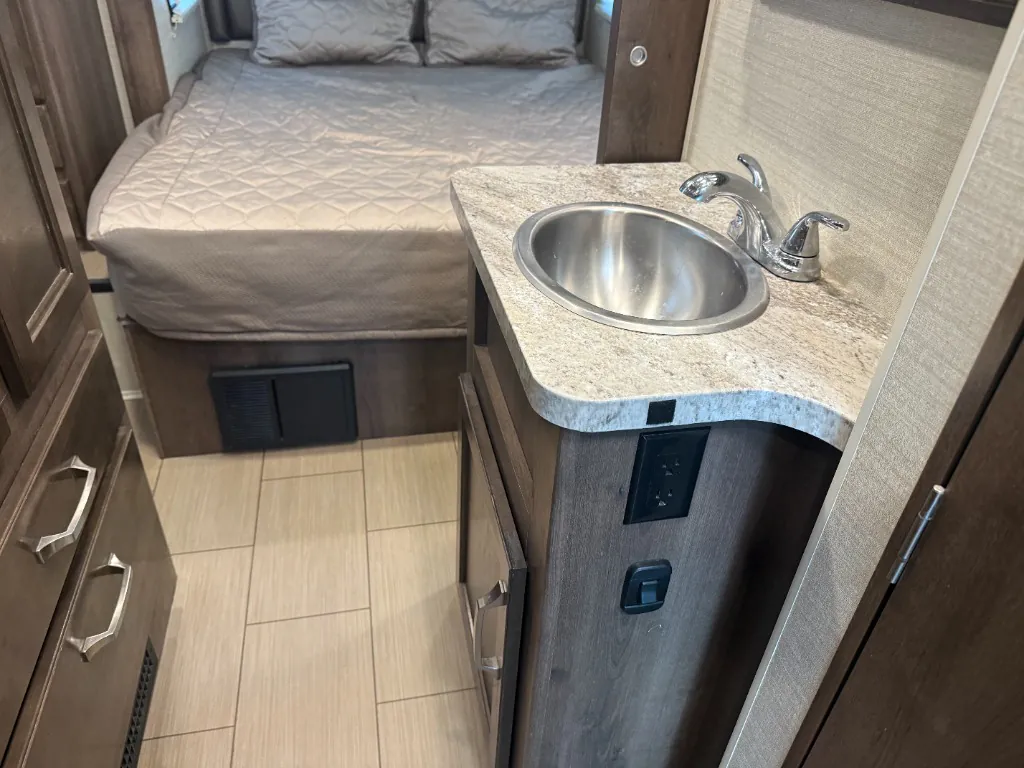 2019 Jayco Melbourne 24K - Photo 4