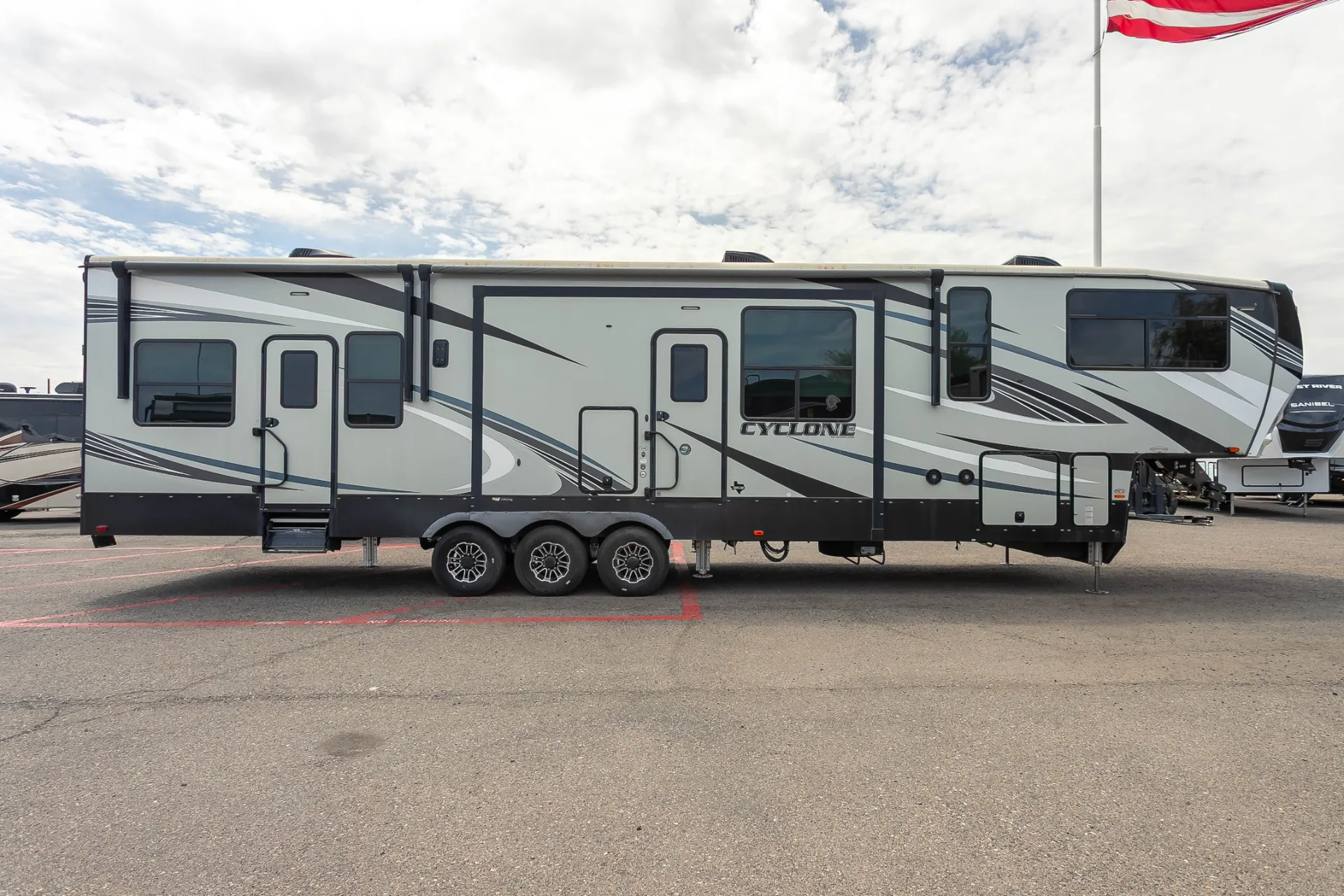 2021 Heartland Cyclone CY 4006 - Photo 4