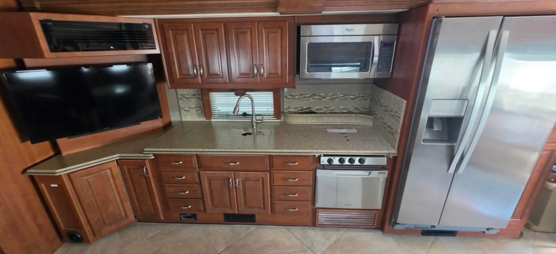 2015 Fleetwood Discovery 40G - Photo 4