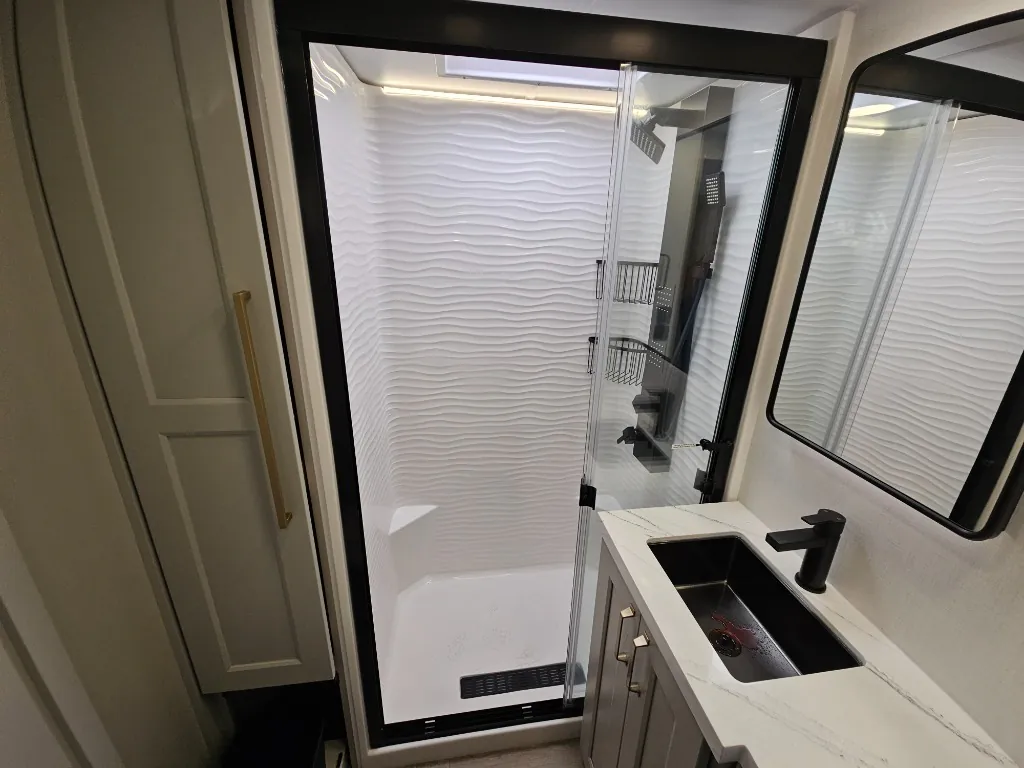 2026 Brinkley Model G 3950, Bathroom photo 4