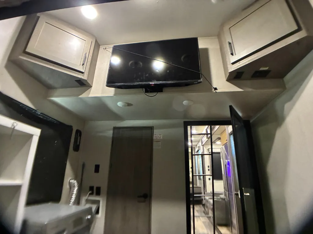 2021 Keystone Raptor 413, Photos photo 15