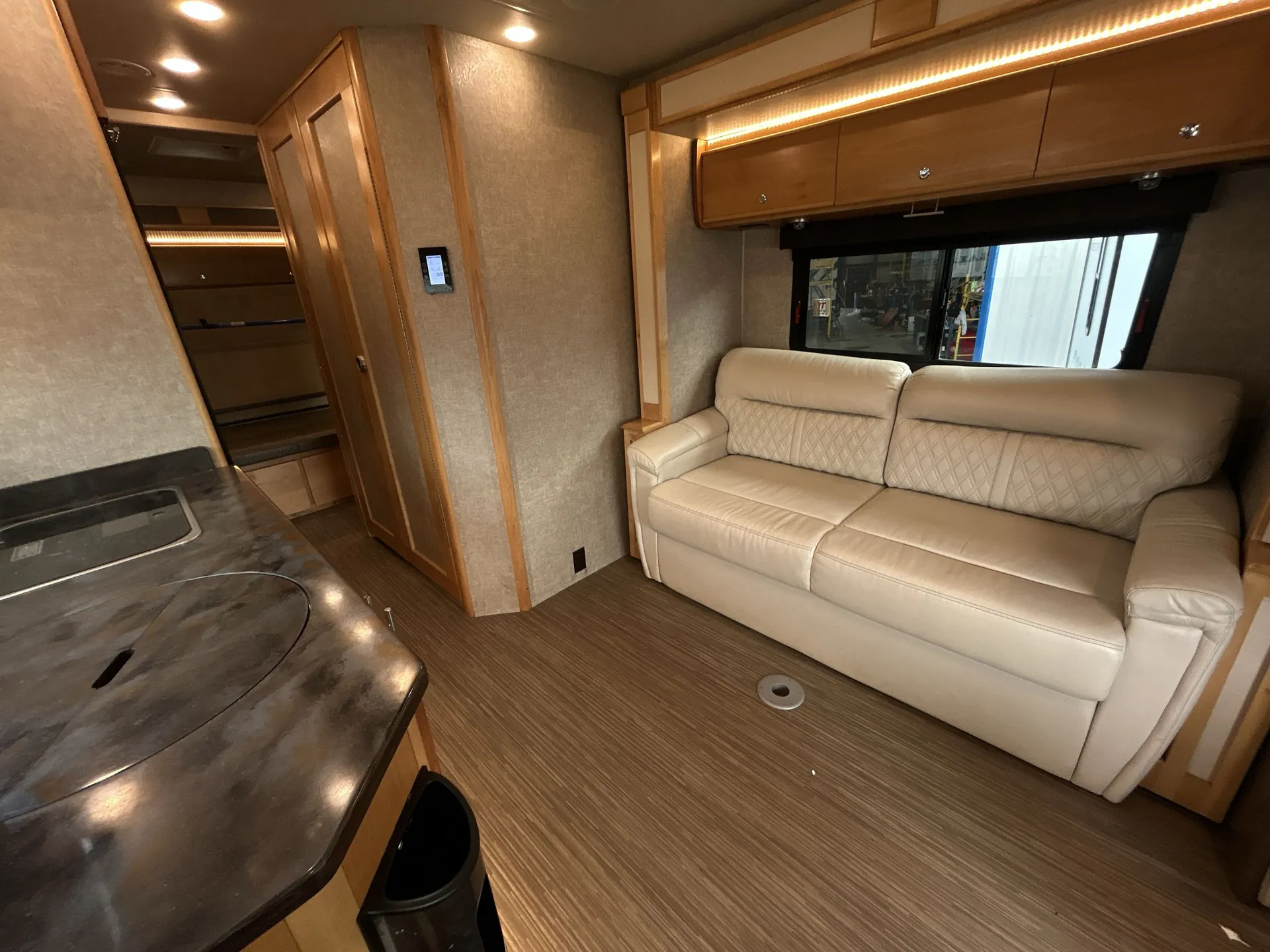 2017 Tiffin Wayfarer 24 QW — living area main