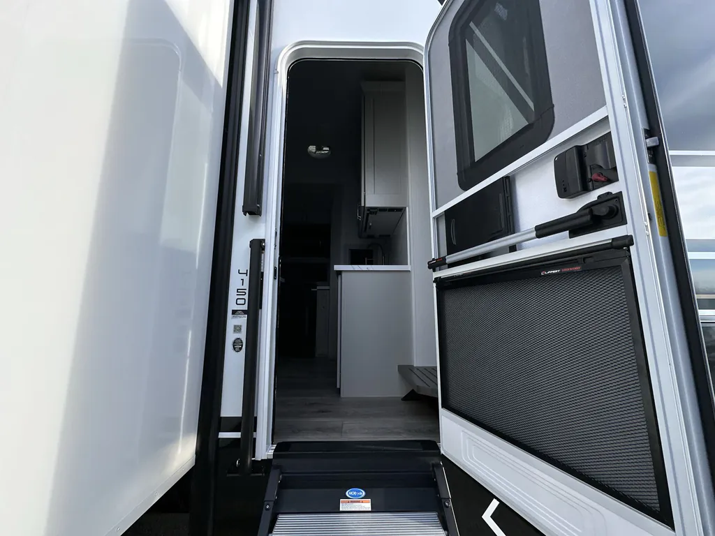 2026 Brinkley Model G 4150, Photos photo 10