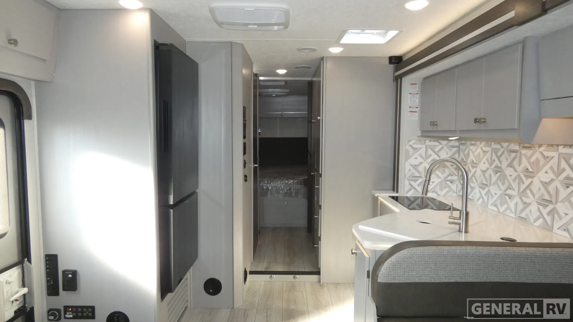 2025 Coachmen Entourage 320LV - Photo 3