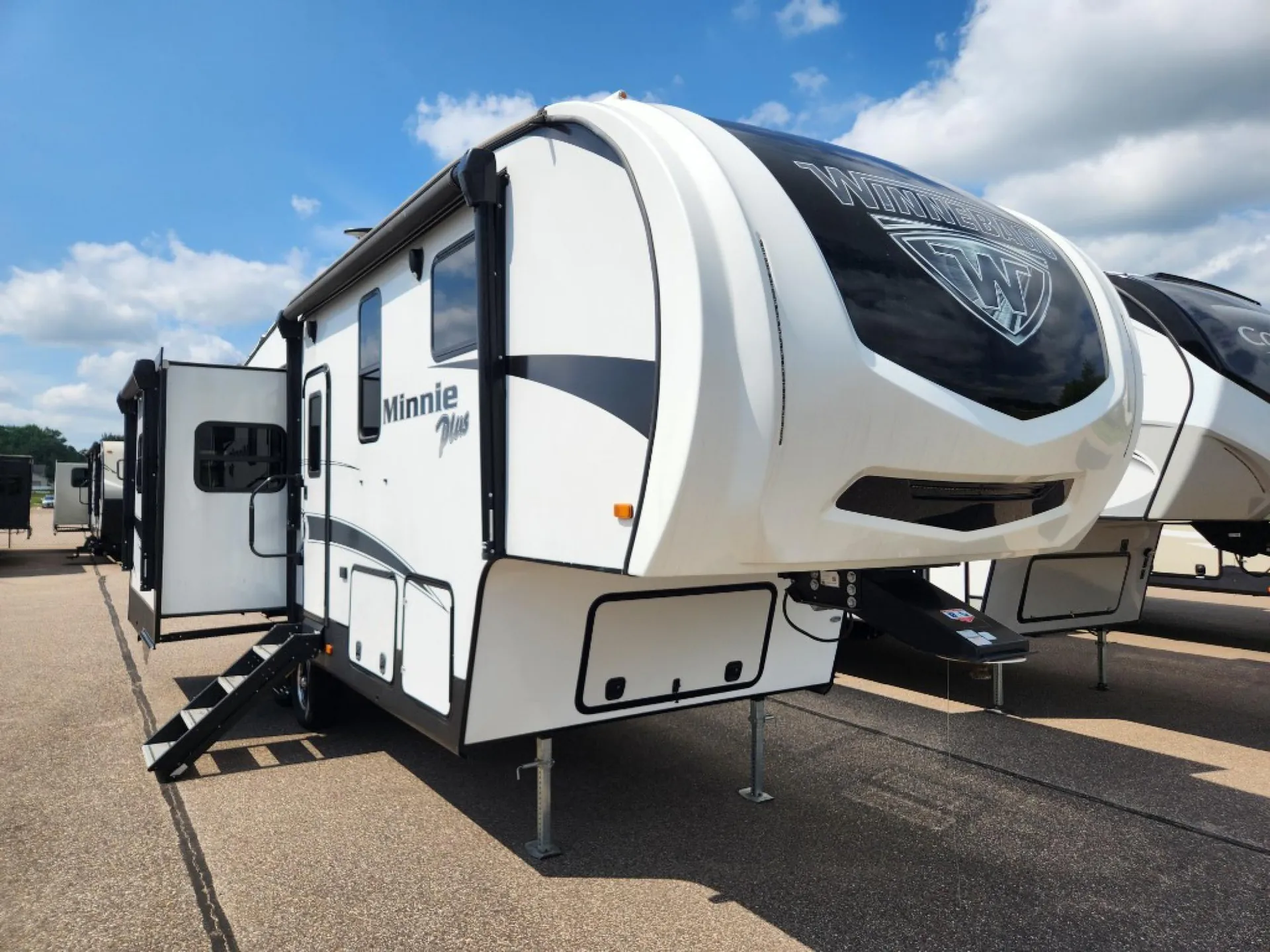 2019 Winnebago Minnie Plus 27RLTS - Photo 2