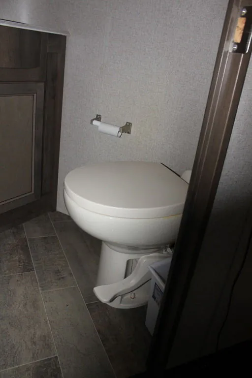 2019 Dutchmen Voltage Triton 3551, Photos photo 14