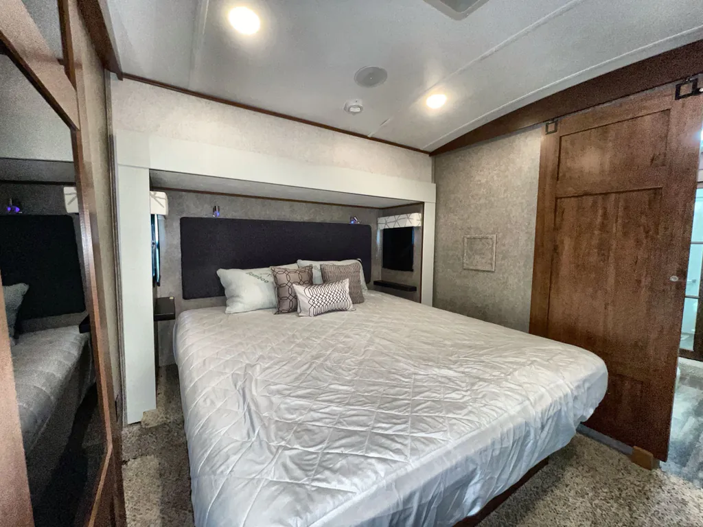 2017 Jayco Pinnacle 36FBTS, Photos photo 15
