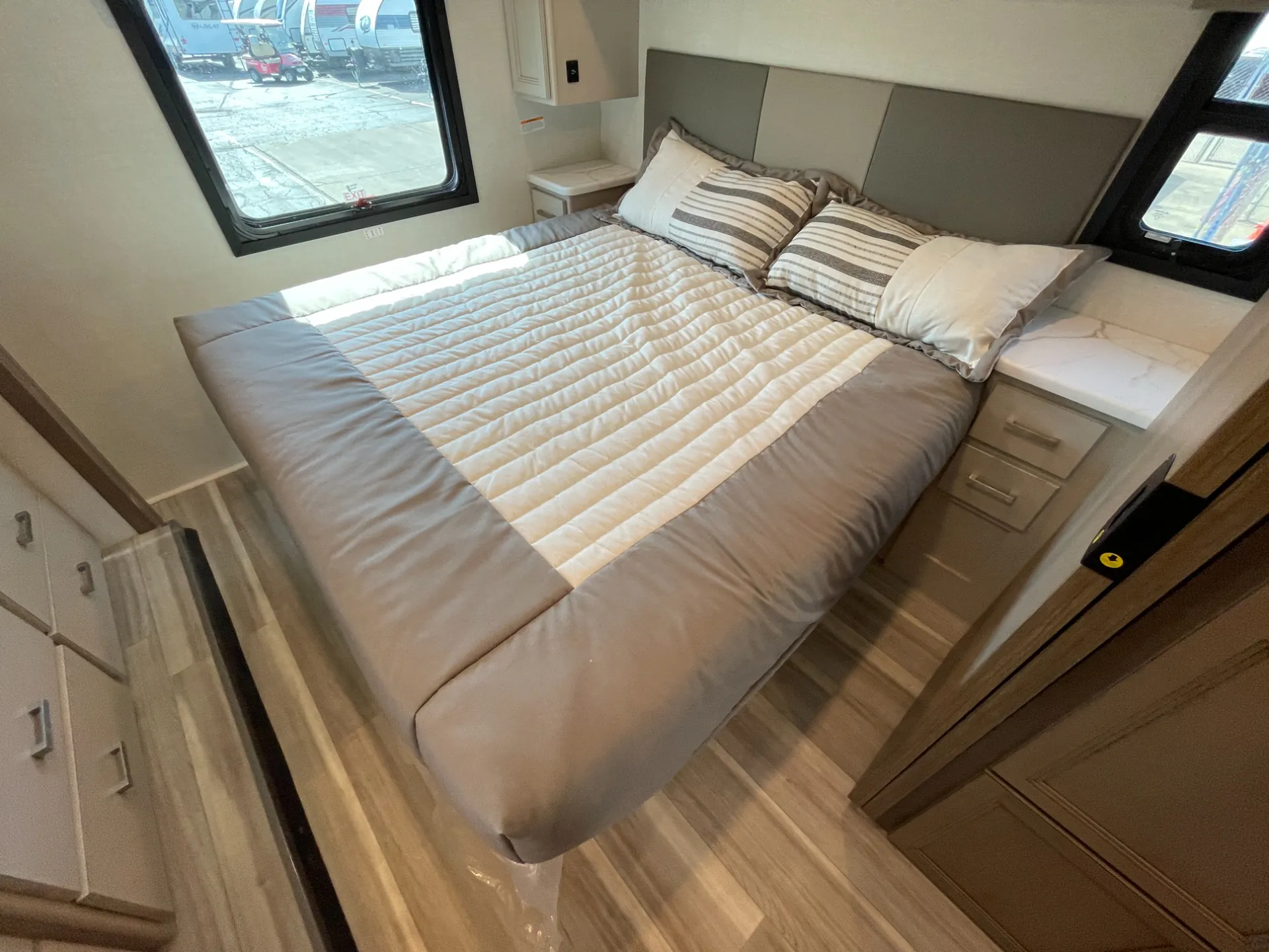 2027 Thor Motor Coach Luminate AA35 - Photo 4