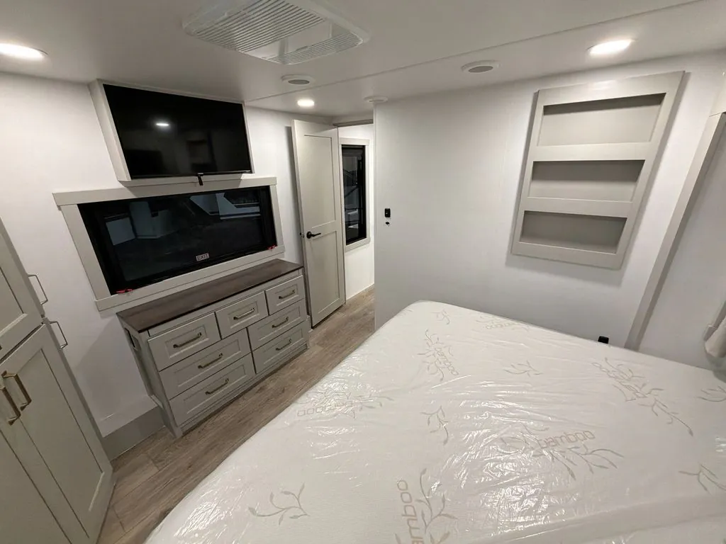 2026 Brinkley Model G 4100, Photos photo 25