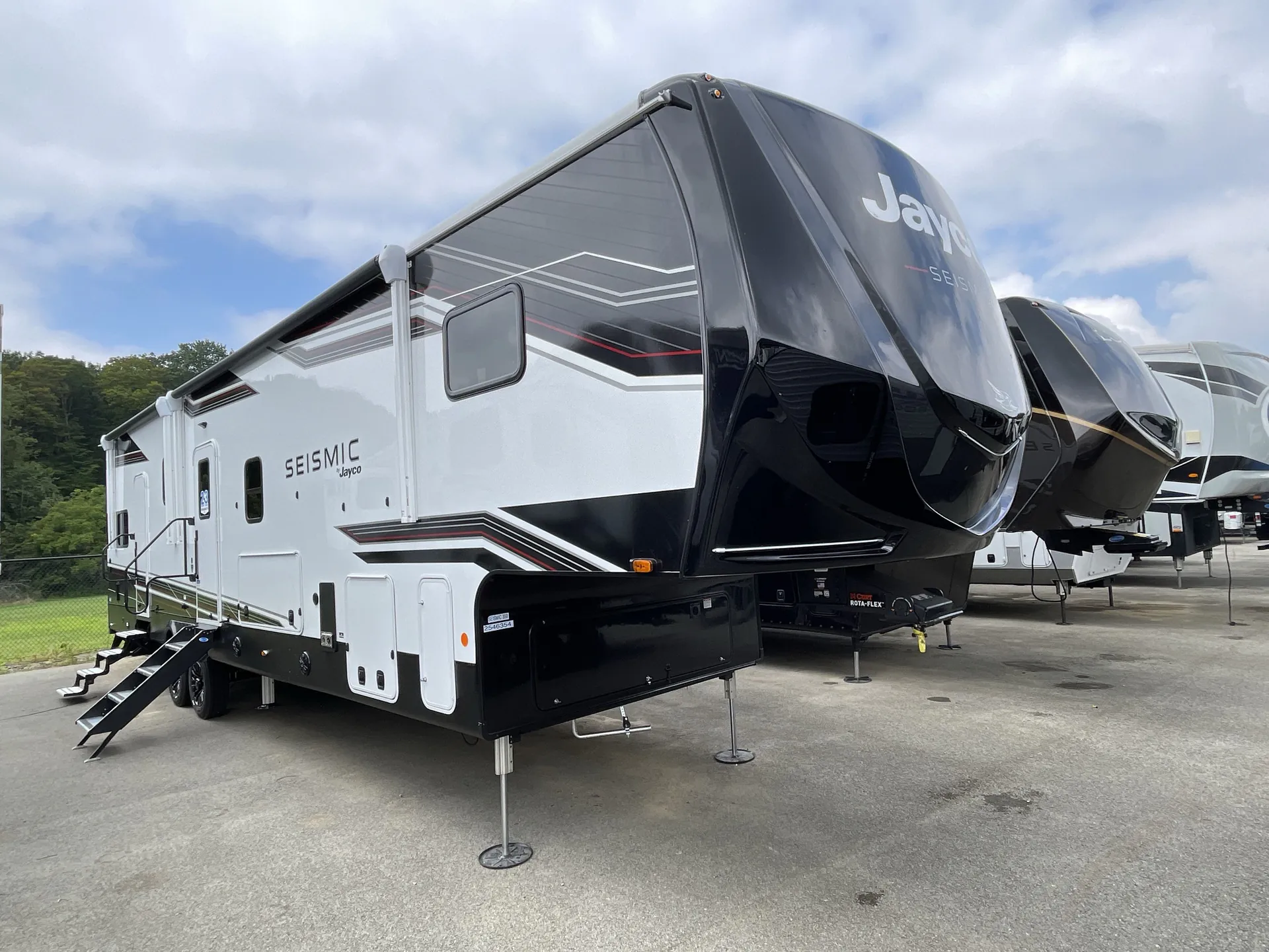 2026 Jayco Seismic 359 - Photo 2