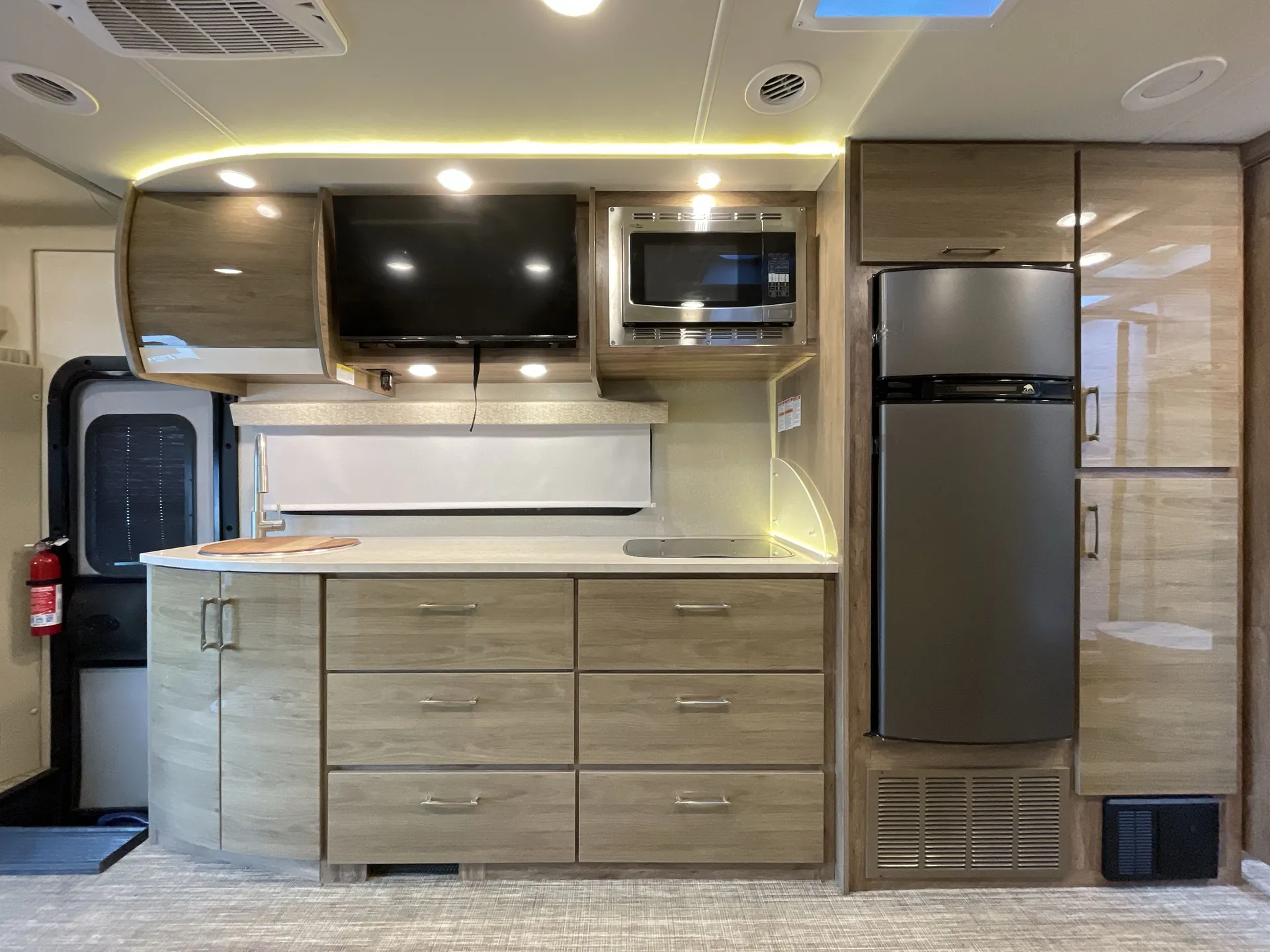 2020 entegra coach Qwest 24R - Photo 4