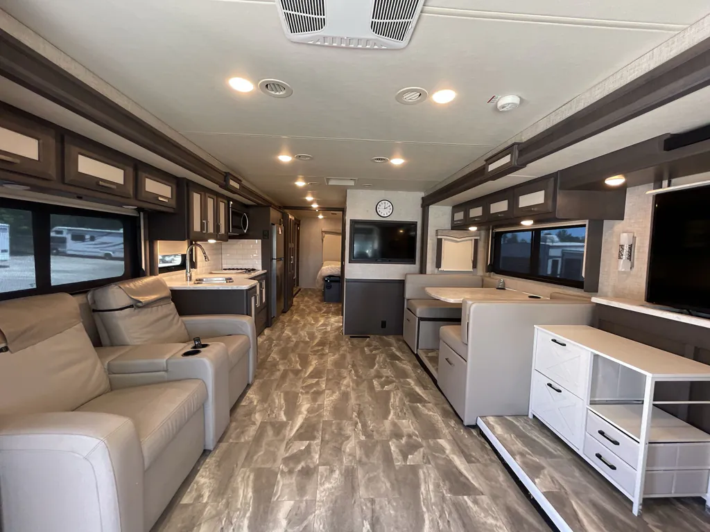 2023 Thor Motor Coach Challenger 35MQ, Photos photo 2