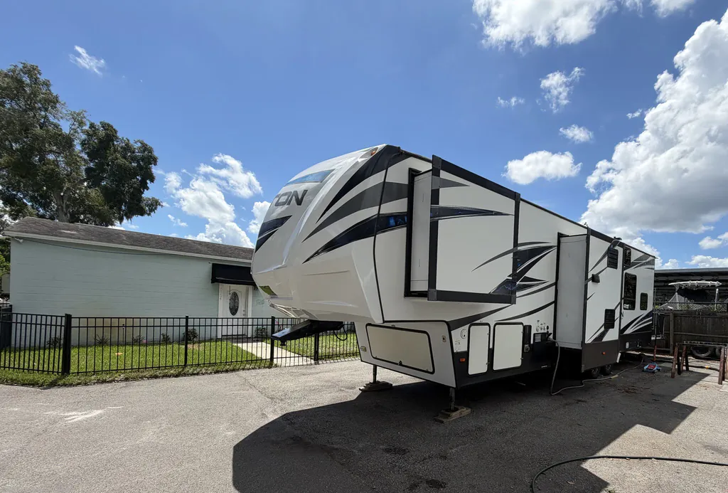 2018 Dutchmen Voltage Triton 3551, Photos photo 16