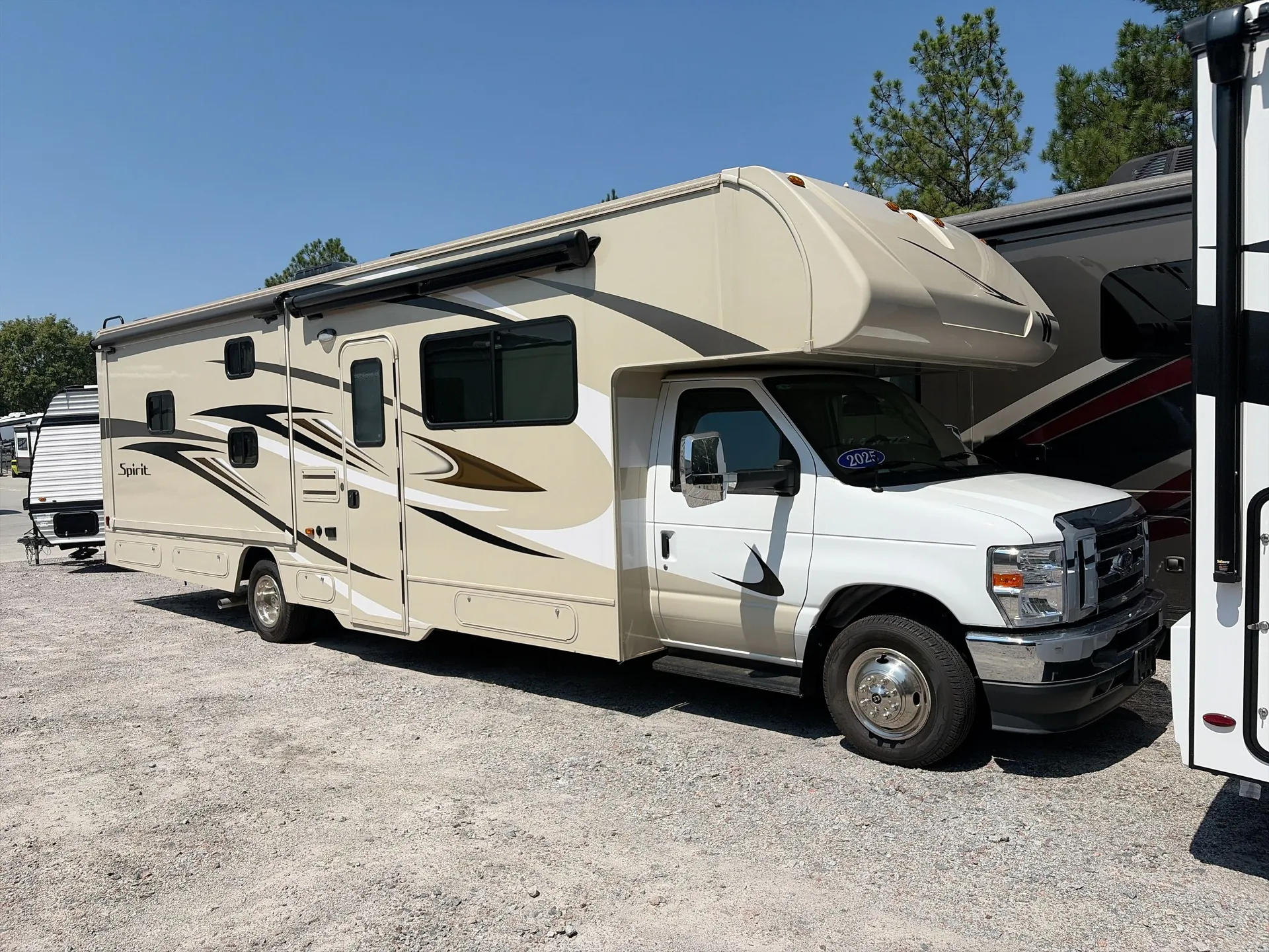 2025 Winnebago Spirit 31H - Photo 2