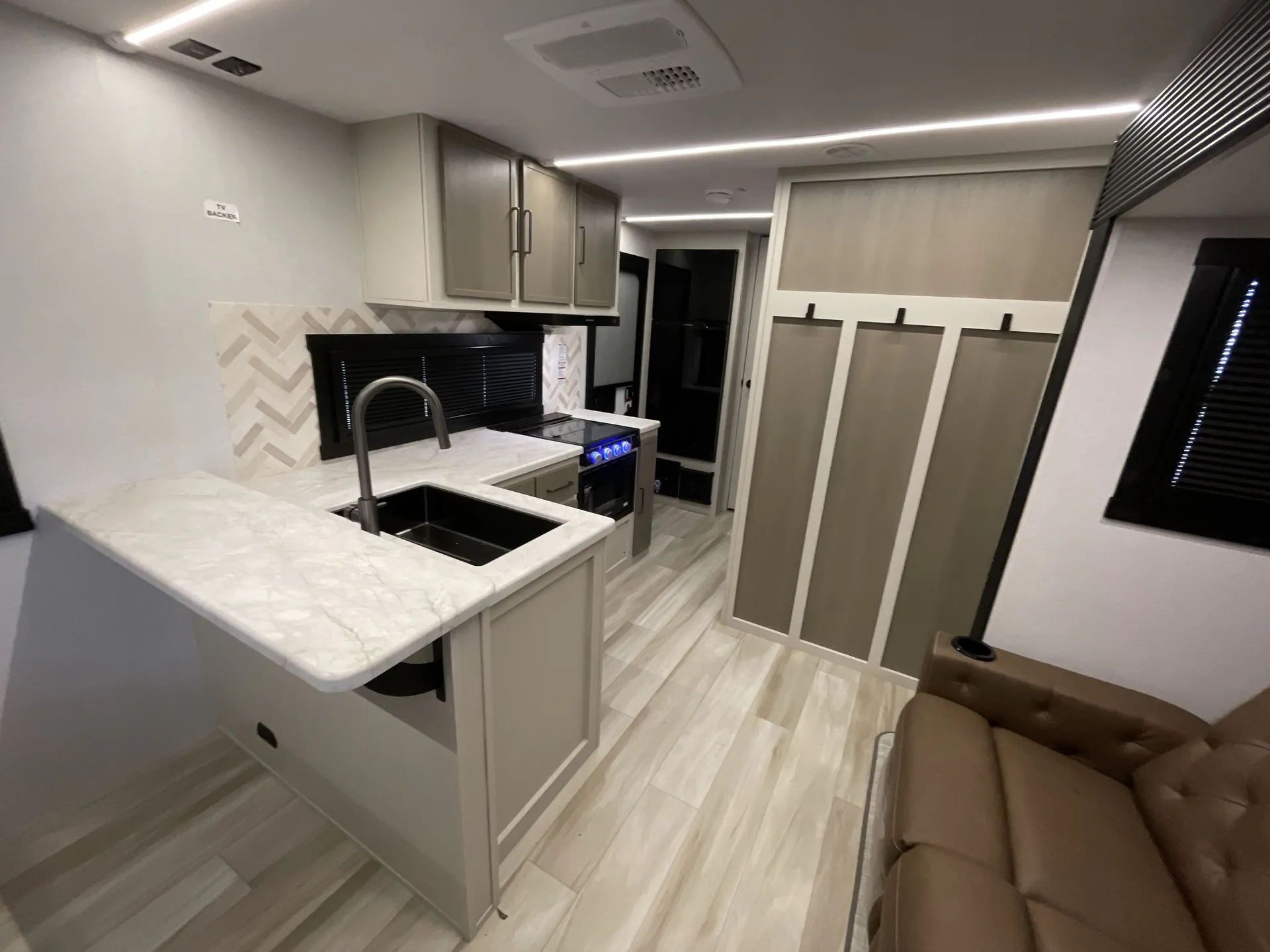 2027 Forest River Wildwood Heritage Glen Hyper-Lyte 21RBHL — living area main