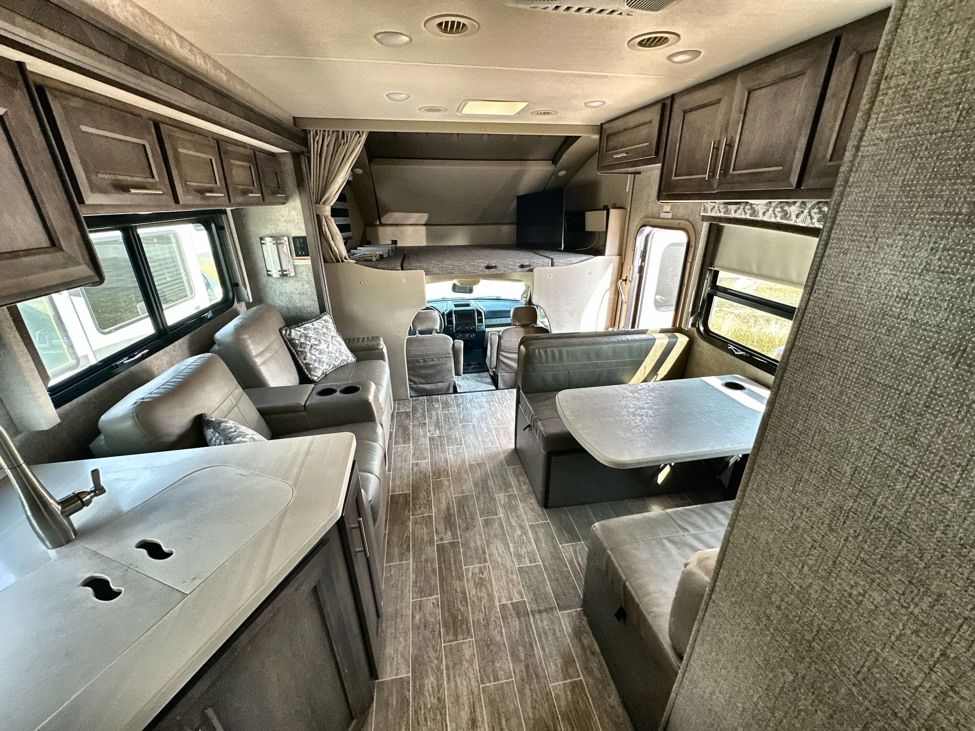 2021 Thor Motor Coach Omni SV34 — living area main