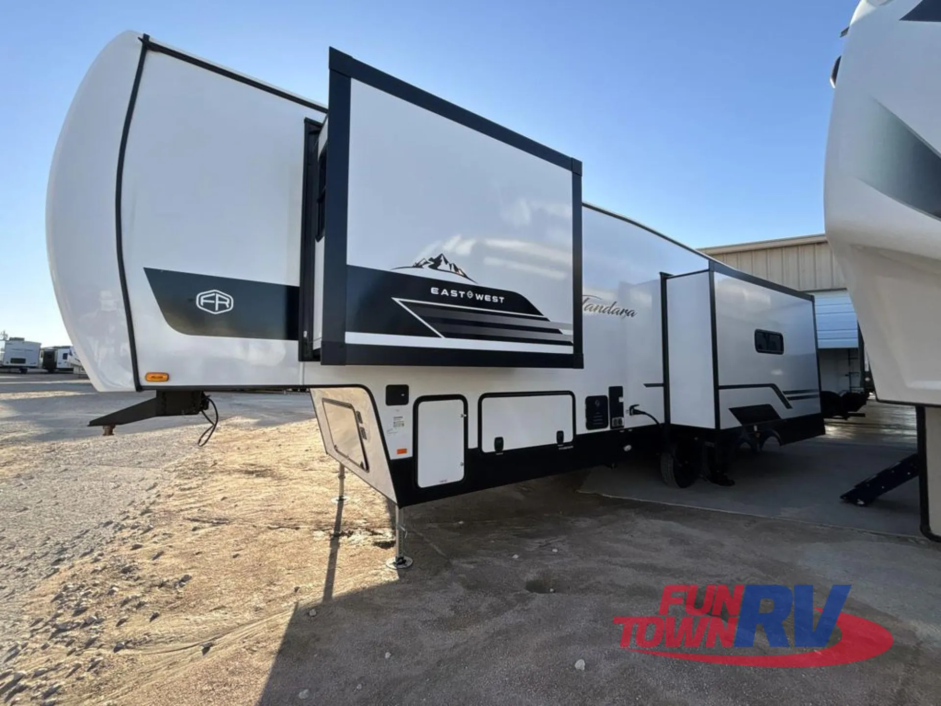 2026 East to West Tandara 295RL - Photo 3