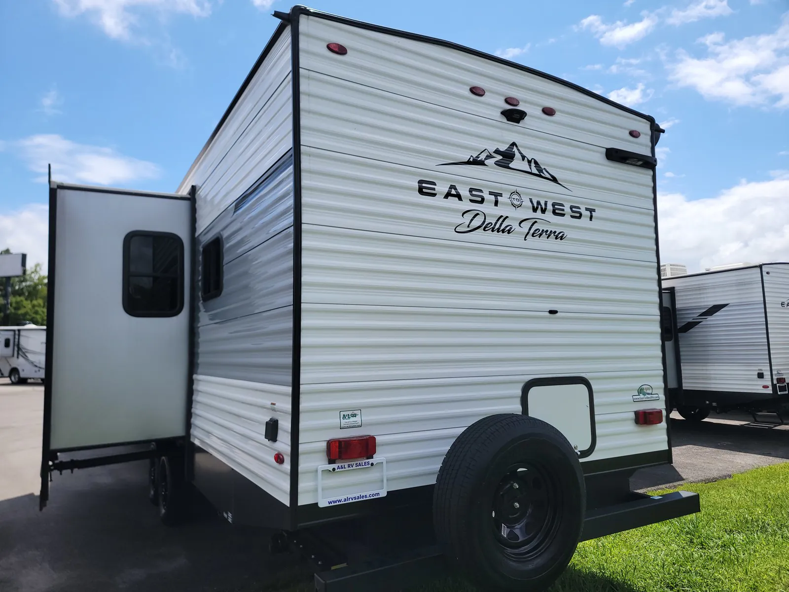 2025 East to West Della Terra 300DB - Photo 4