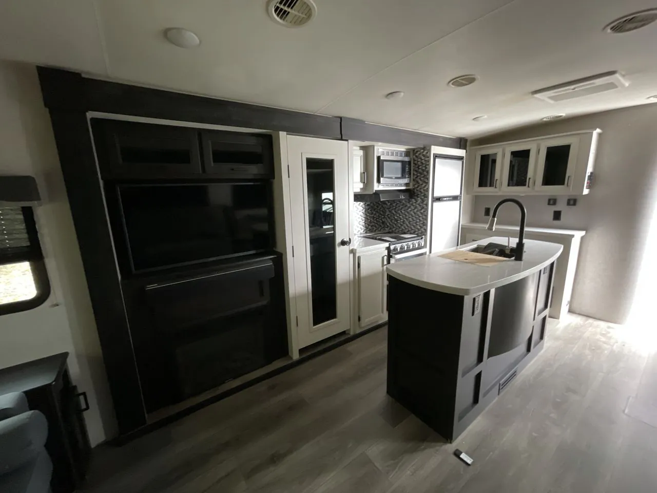 2021 Highland Ridge Light LT291RLS dealer photo 5 from Blue Compass RV
