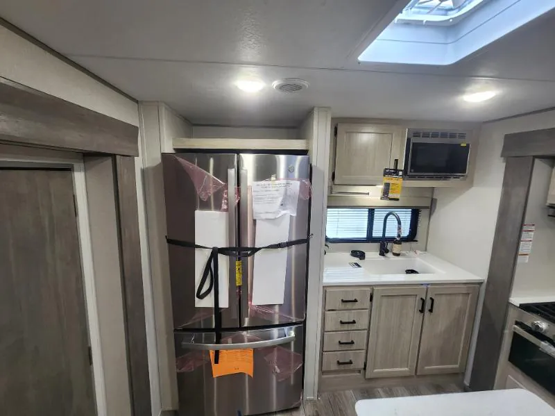 2026 Coachmen Catalina Legacy Edition 323MAZE, Photos photo 5