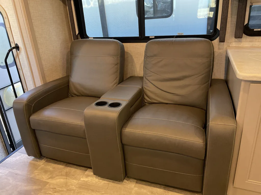 2023 Thor Motor Coach Challenger 35MQ, Photos photo 6