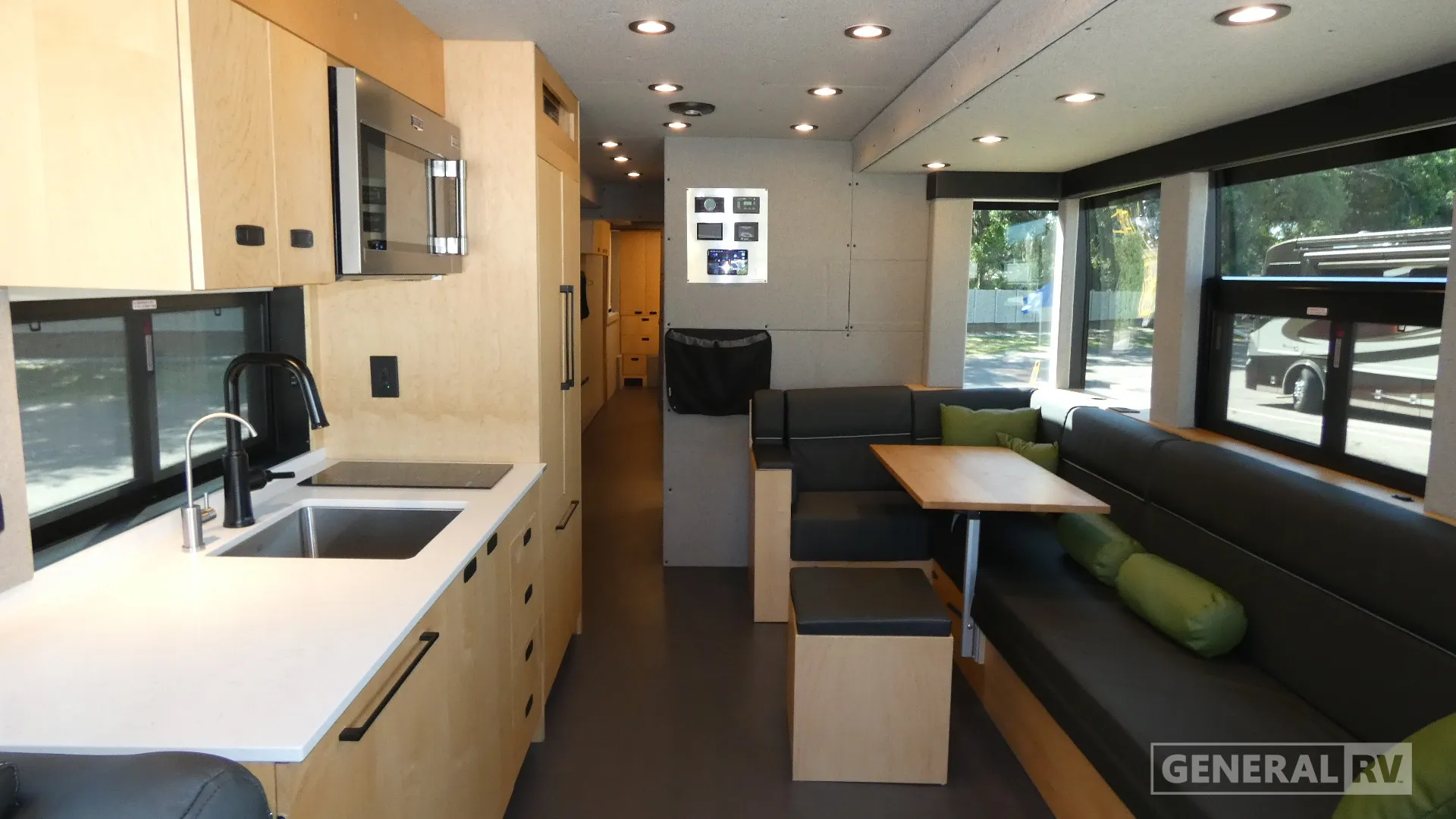 2018 LOKI Coach Prevost X3-45 - Photo 2