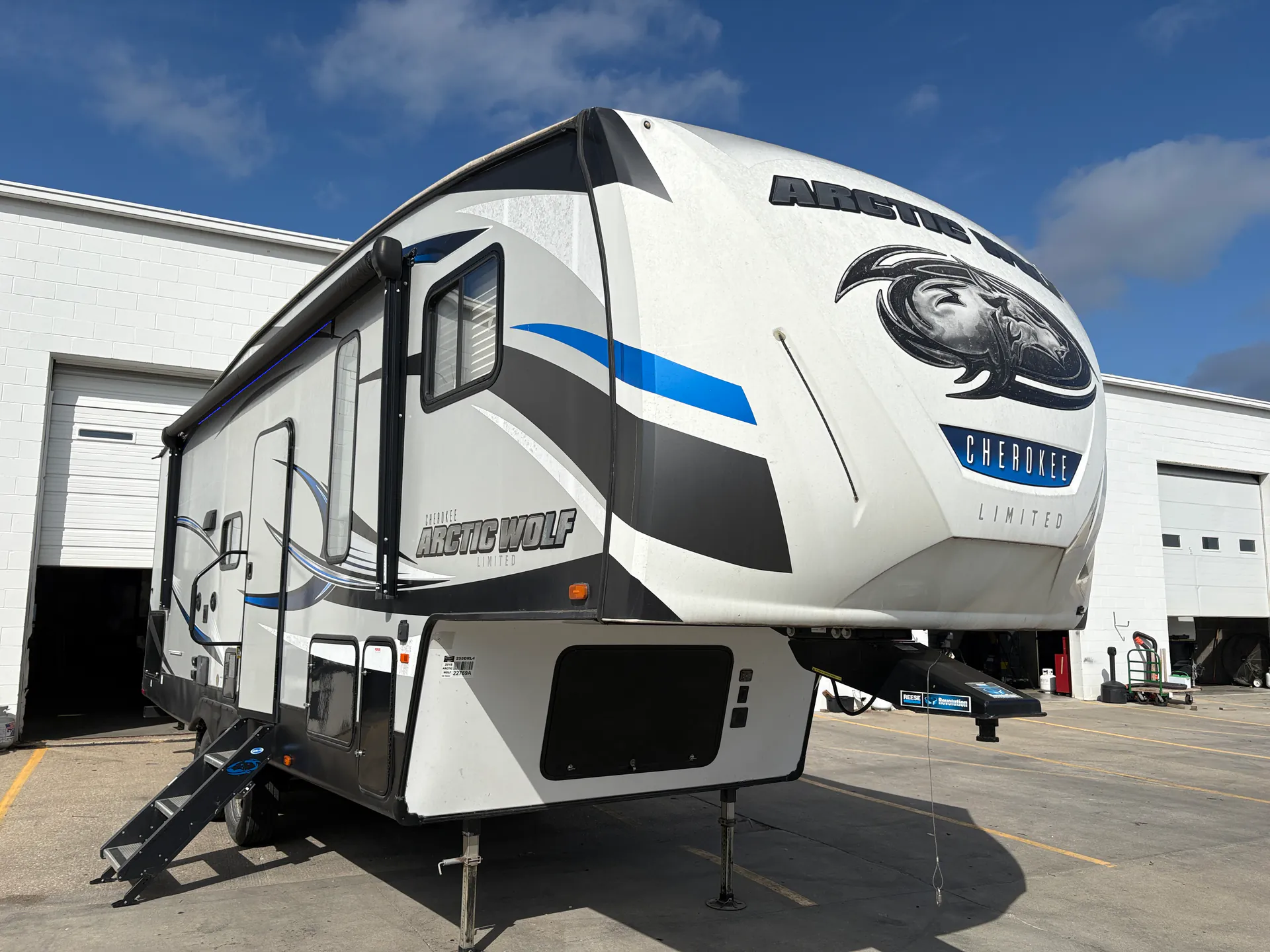 2018 Forest River ARTIC WOLF 255DRL