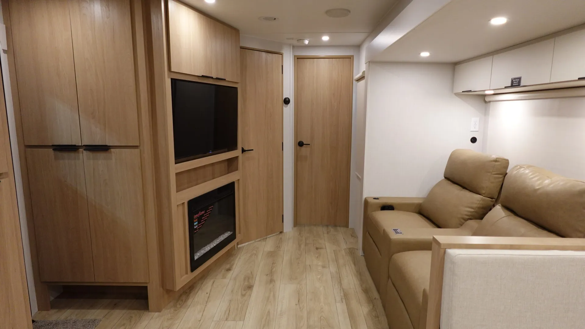 2026 Winnebago Thrive 26FKD - Photo 3