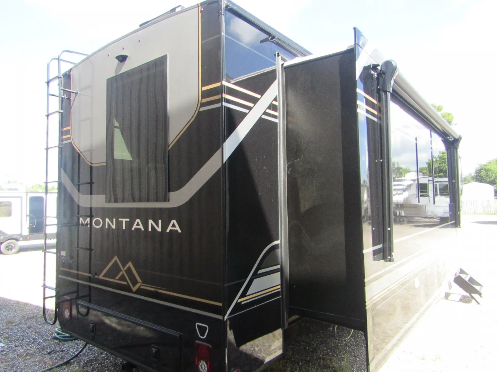2026 Keystone Montana 3900RK - Photo 3